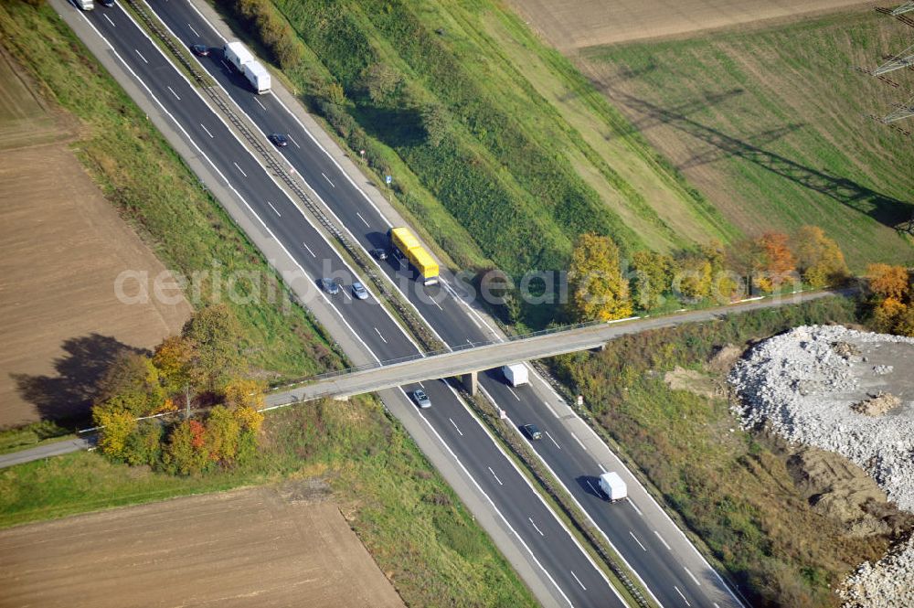 Aerial photograph Weitenung - Baustelle Autobahn A 5 bei Weitenung für einen sechsstreifigen Ausbau durch das Wolfgang Gerbere Konsortium Via Solutions Südwest. Bauausführung erfolgt durch die Arbeitsgemeinschaft / ARGE VCS BAB A5, ein Zusammenschluß der Firmen EUROVIA, F. Kirchhoff Straßenbau und Reif Bauunternehmung. Construction area at the freeway / motorway A 5 for a 6-streaky removal.