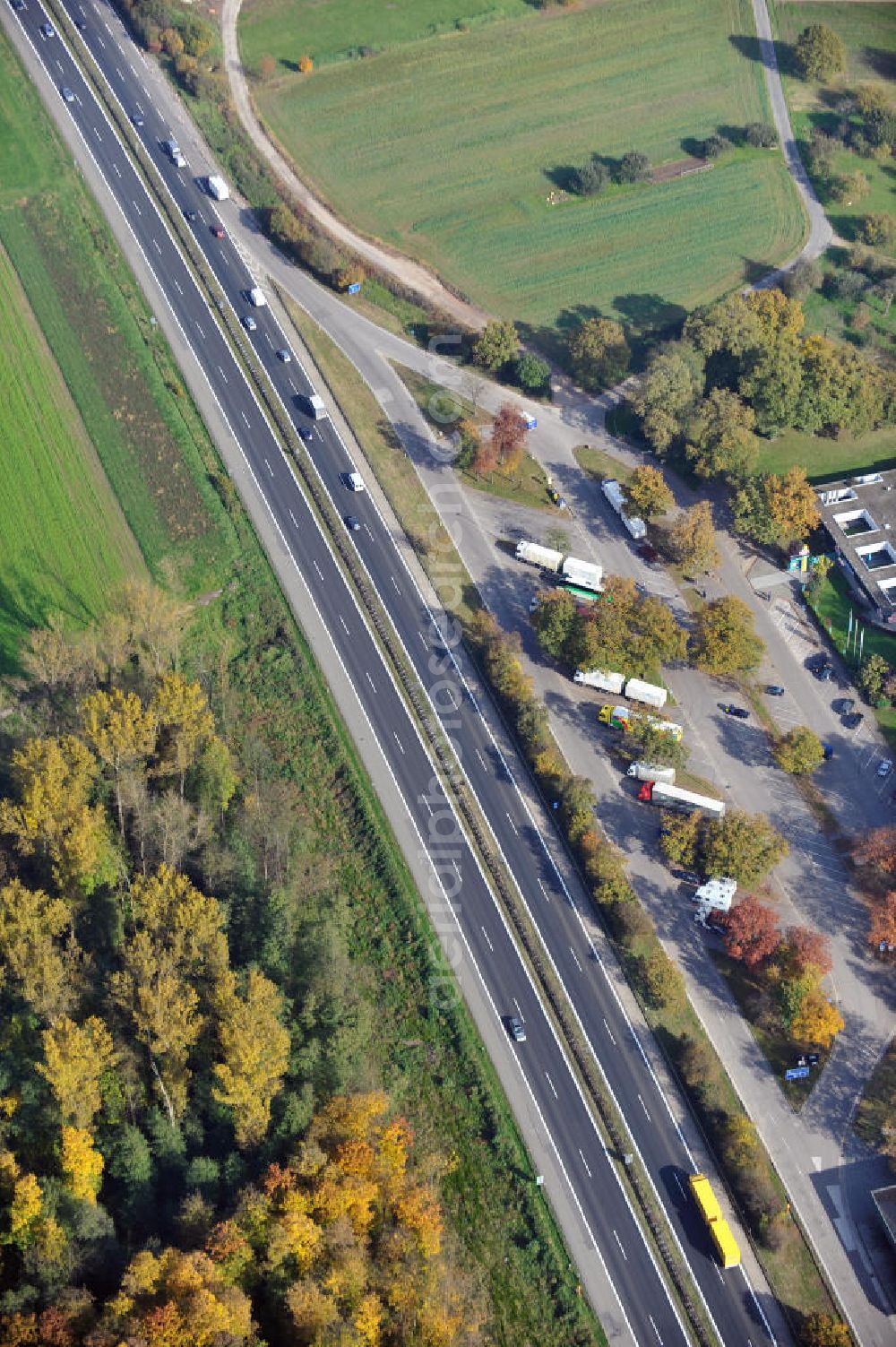 Weitenung from the bird's eye view: Baustelle Autobahn A 5 bei Weitenung für einen sechsstreifigen Ausbau durch das Wolfgang Gerbere Konsortium Via Solutions Südwest. Bauausführung erfolgt durch die Arbeitsgemeinschaft / ARGE VCS BAB A5, ein Zusammenschluß der Firmen EUROVIA, F. Kirchhoff Straßenbau und Reif Bauunternehmung. Construction area at the freeway / motorway A 5 for a 6-streaky removal.