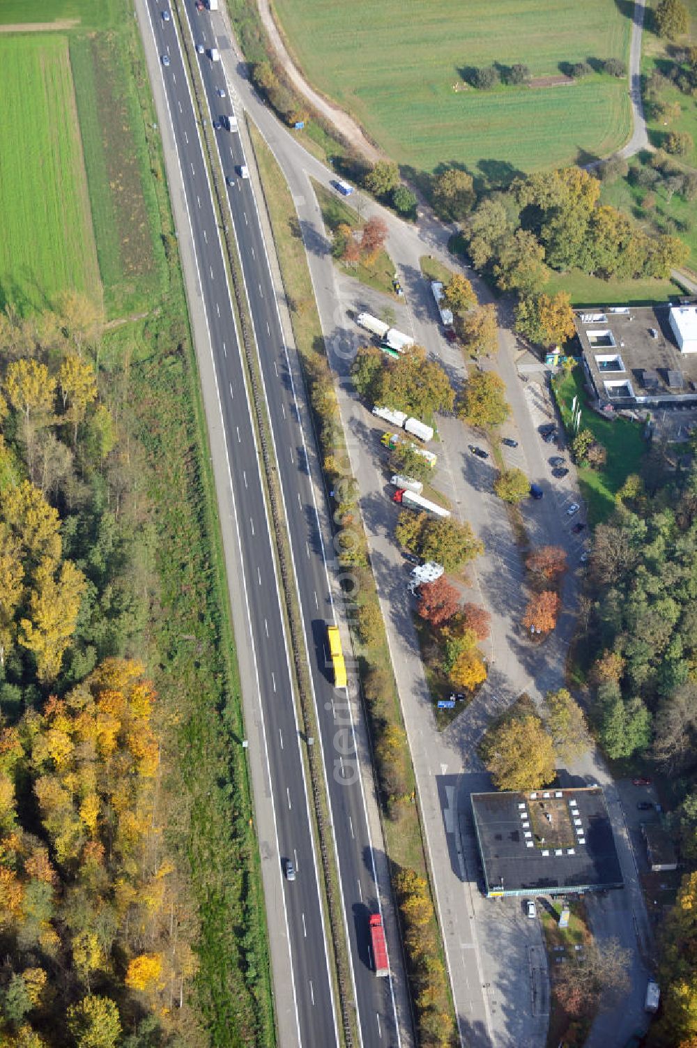 Aerial image Weitenung - Baustelle Autobahn A 5 bei Weitenung für einen sechsstreifigen Ausbau durch das Wolfgang Gerbere Konsortium Via Solutions Südwest. Bauausführung erfolgt durch die Arbeitsgemeinschaft / ARGE VCS BAB A5, ein Zusammenschluß der Firmen EUROVIA, F. Kirchhoff Straßenbau und Reif Bauunternehmung. Construction area at the freeway / motorway A 5 for a 6-streaky removal.