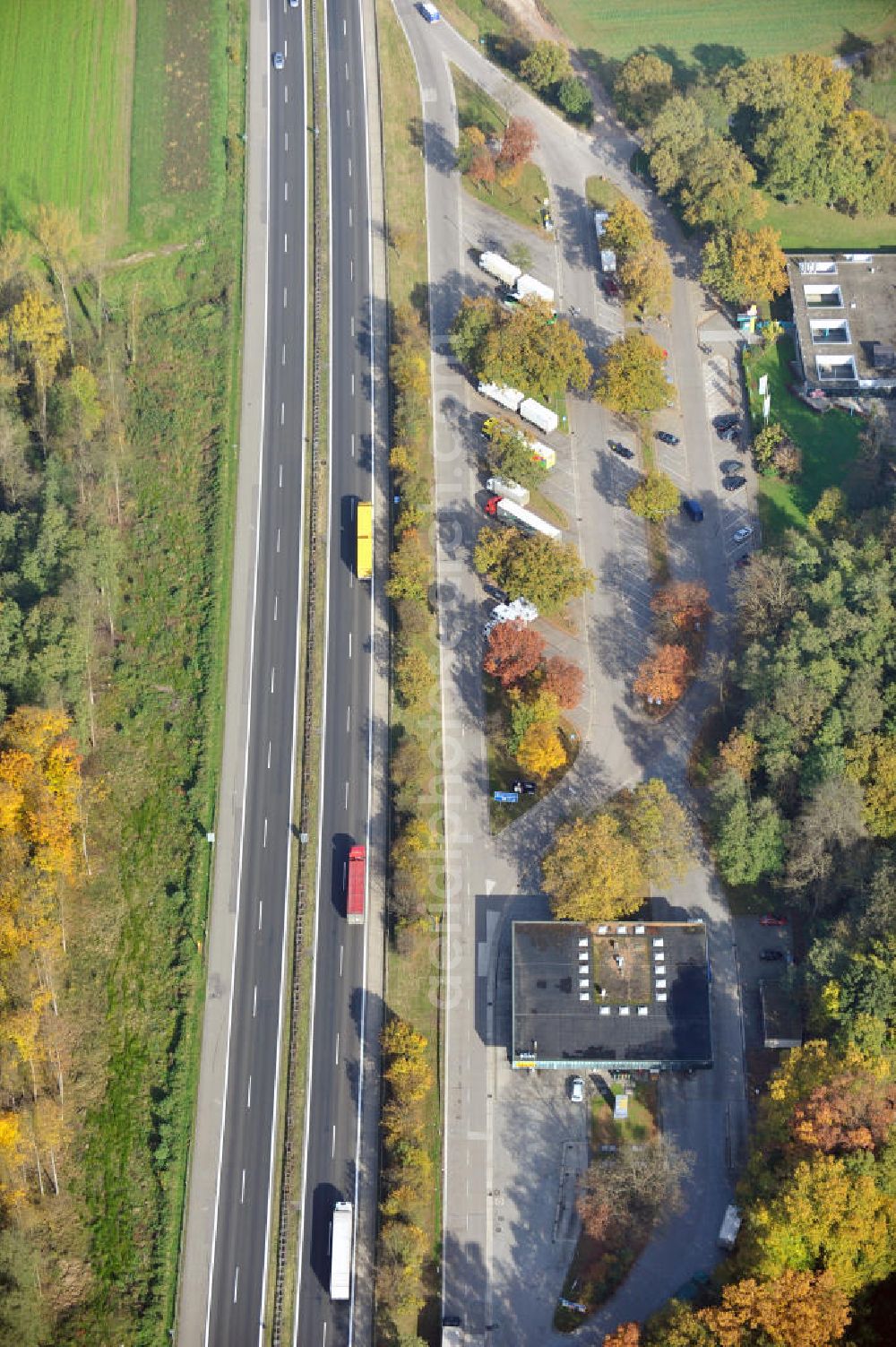 Aerial photograph Weitenung - Baustelle Autobahn A 5 bei Weitenung für einen sechsstreifigen Ausbau durch das Wolfgang Gerbere Konsortium Via Solutions Südwest. Bauausführung erfolgt durch die Arbeitsgemeinschaft / ARGE VCS BAB A5, ein Zusammenschluß der Firmen EUROVIA, F. Kirchhoff Straßenbau und Reif Bauunternehmung. Construction area at the freeway / motorway A 5 for a 6-streaky removal.