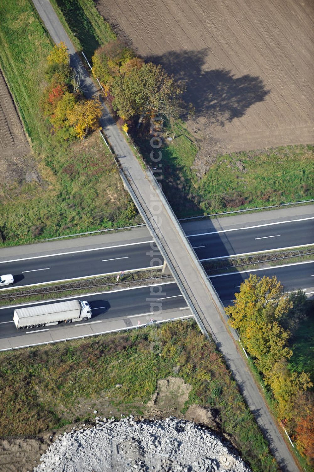 Weitenung from above - Baustelle Autobahn A 5 bei Weitenung für einen sechsstreifigen Ausbau durch das Wolfgang Gerbere Konsortium Via Solutions Südwest. Bauausführung erfolgt durch die Arbeitsgemeinschaft / ARGE VCS BAB A5, ein Zusammenschluß der Firmen EUROVIA, F. Kirchhoff Straßenbau und Reif Bauunternehmung. Construction area at the freeway / motorway A 5 for a 6-streaky removal.