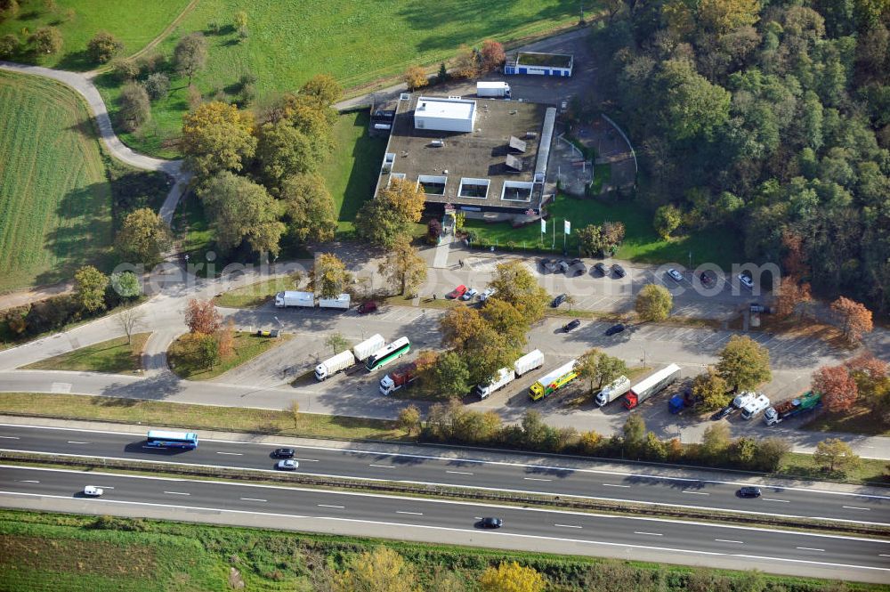 Weitenung from the bird's eye view: Baustelle Autobahn A 5 bei Weitenung für einen sechsstreifigen Ausbau durch das Wolfgang Gerbere Konsortium Via Solutions Südwest. Bauausführung erfolgt durch die Arbeitsgemeinschaft / ARGE VCS BAB A5, ein Zusammenschluß der Firmen EUROVIA, F. Kirchhoff Straßenbau und Reif Bauunternehmung. Construction area at the freeway / motorway A 5 for a 6-streaky removal.