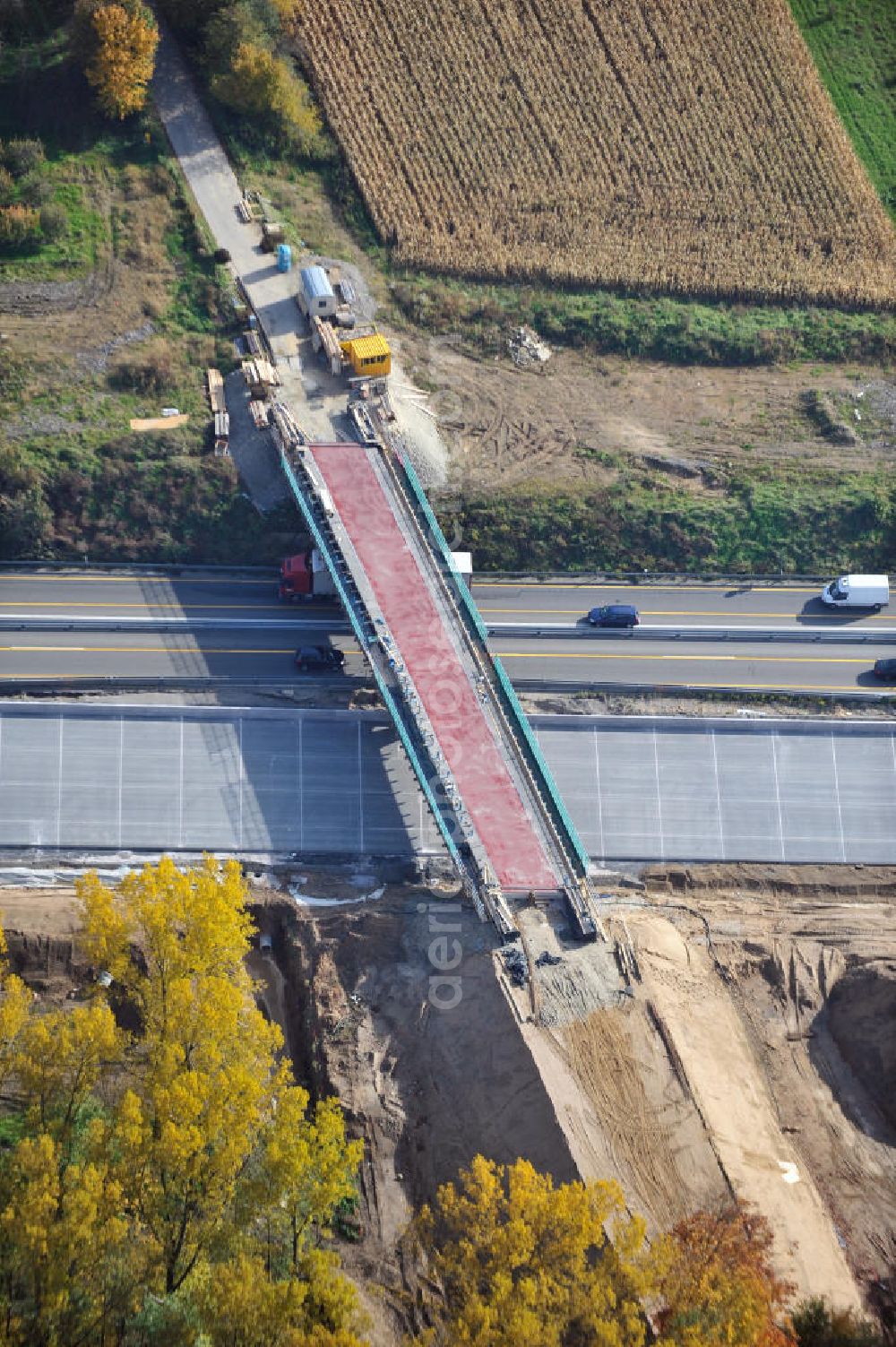 Weitenung from above - Baustelle Autobahn A 5 bei Weitenung für einen sechsstreifigen Ausbau durch das Wolfgang Gerbere Konsortium Via Solutions Südwest. Bauausführung erfolgt durch die Arbeitsgemeinschaft / ARGE VCS BAB A5, ein Zusammenschluß der Firmen EUROVIA, F. Kirchhoff Straßenbau und Reif Bauunternehmung. Construction area at the freeway / motorway A 5 for a 6-streaky removal.