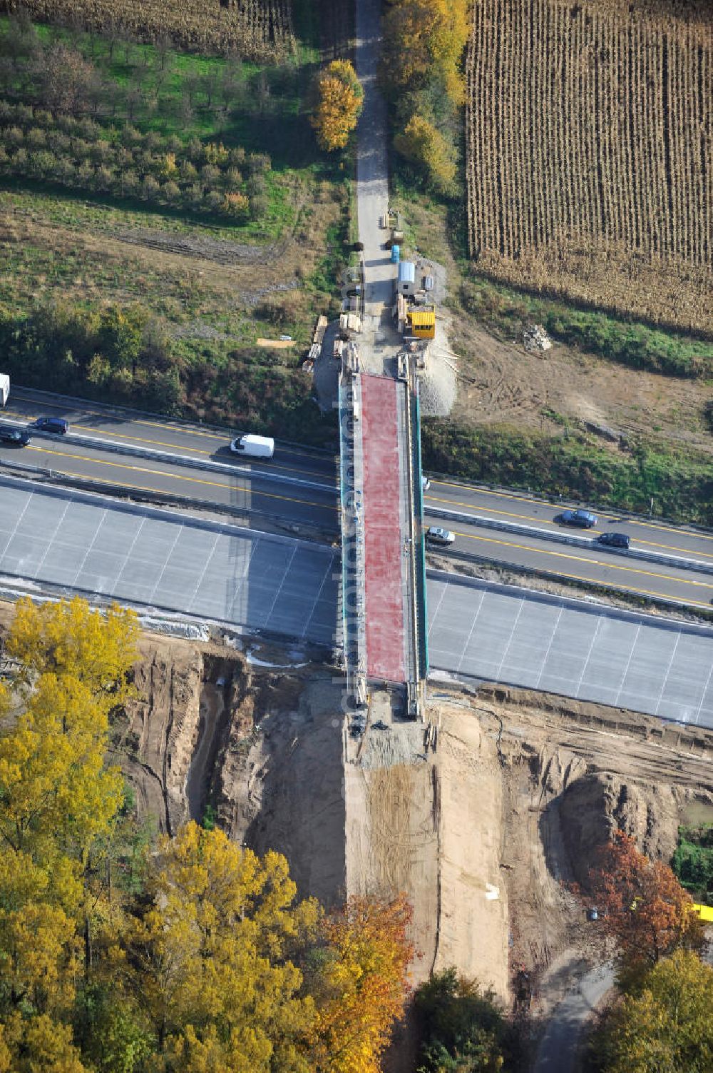 Weitenung from the bird's eye view: Baustelle Autobahn A 5 bei Weitenung für einen sechsstreifigen Ausbau durch das Wolfgang Gerbere Konsortium Via Solutions Südwest. Bauausführung erfolgt durch die Arbeitsgemeinschaft / ARGE VCS BAB A5, ein Zusammenschluß der Firmen EUROVIA, F. Kirchhoff Straßenbau und Reif Bauunternehmung. Construction area at the freeway / motorway A 5 for a 6-streaky removal.