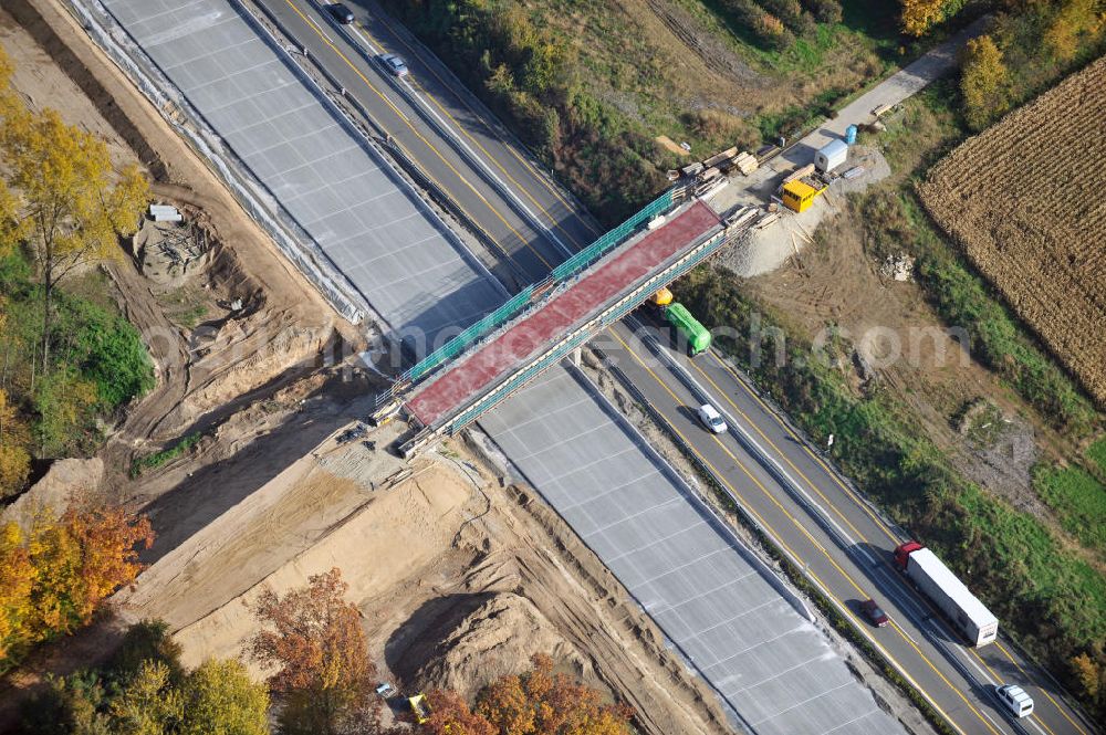 Aerial photograph Weitenung - Baustelle Autobahn A 5 bei Weitenung für einen sechsstreifigen Ausbau durch das Wolfgang Gerbere Konsortium Via Solutions Südwest. Bauausführung erfolgt durch die Arbeitsgemeinschaft / ARGE VCS BAB A5, ein Zusammenschluß der Firmen EUROVIA, F. Kirchhoff Straßenbau und Reif Bauunternehmung. Construction area at the freeway / motorway A 5 for a 6-streaky removal.