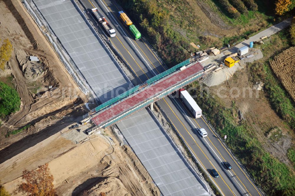 Weitenung from above - Baustelle Autobahn A 5 bei Weitenung für einen sechsstreifigen Ausbau durch das Wolfgang Gerbere Konsortium Via Solutions Südwest. Bauausführung erfolgt durch die Arbeitsgemeinschaft / ARGE VCS BAB A5, ein Zusammenschluß der Firmen EUROVIA, F. Kirchhoff Straßenbau und Reif Bauunternehmung. Construction area at the freeway / motorway A 5 for a 6-streaky removal.