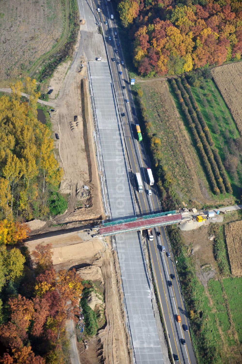 Weitenung from the bird's eye view: Baustelle Autobahn A 5 bei Weitenung für einen sechsstreifigen Ausbau durch das Wolfgang Gerbere Konsortium Via Solutions Südwest. Bauausführung erfolgt durch die Arbeitsgemeinschaft / ARGE VCS BAB A5, ein Zusammenschluß der Firmen EUROVIA, F. Kirchhoff Straßenbau und Reif Bauunternehmung. Construction area at the freeway / motorway A 5 for a 6-streaky removal.