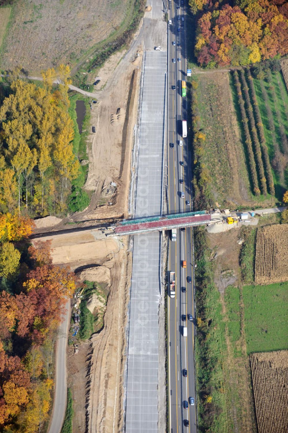 Aerial image Weitenung - Baustelle Autobahn A 5 bei Weitenung für einen sechsstreifigen Ausbau durch das Wolfgang Gerbere Konsortium Via Solutions Südwest. Bauausführung erfolgt durch die Arbeitsgemeinschaft / ARGE VCS BAB A5, ein Zusammenschluß der Firmen EUROVIA, F. Kirchhoff Straßenbau und Reif Bauunternehmung. Construction area at the freeway / motorway A 5 for a 6-streaky removal.