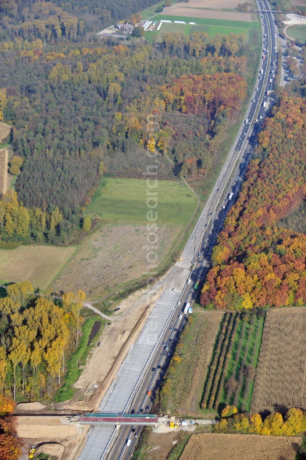 Aerial photograph Weitenung - Baustelle Autobahn A 5 bei Weitenung für einen sechsstreifigen Ausbau durch das Wolfgang Gerbere Konsortium Via Solutions Südwest. Bauausführung erfolgt durch die Arbeitsgemeinschaft / ARGE VCS BAB A5, ein Zusammenschluß der Firmen EUROVIA, F. Kirchhoff Straßenbau und Reif Bauunternehmung. Construction area at the freeway / motorway A 5 for a 6-streaky removal.