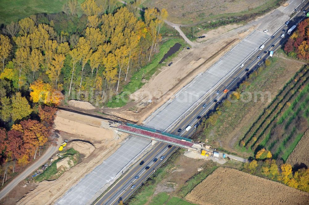 Weitenung from above - Baustelle Autobahn A 5 bei Weitenung für einen sechsstreifigen Ausbau durch das Wolfgang Gerbere Konsortium Via Solutions Südwest. Bauausführung erfolgt durch die Arbeitsgemeinschaft / ARGE VCS BAB A5, ein Zusammenschluß der Firmen EUROVIA, F. Kirchhoff Straßenbau und Reif Bauunternehmung. Construction area at the freeway / motorway A 5 for a 6-streaky removal.