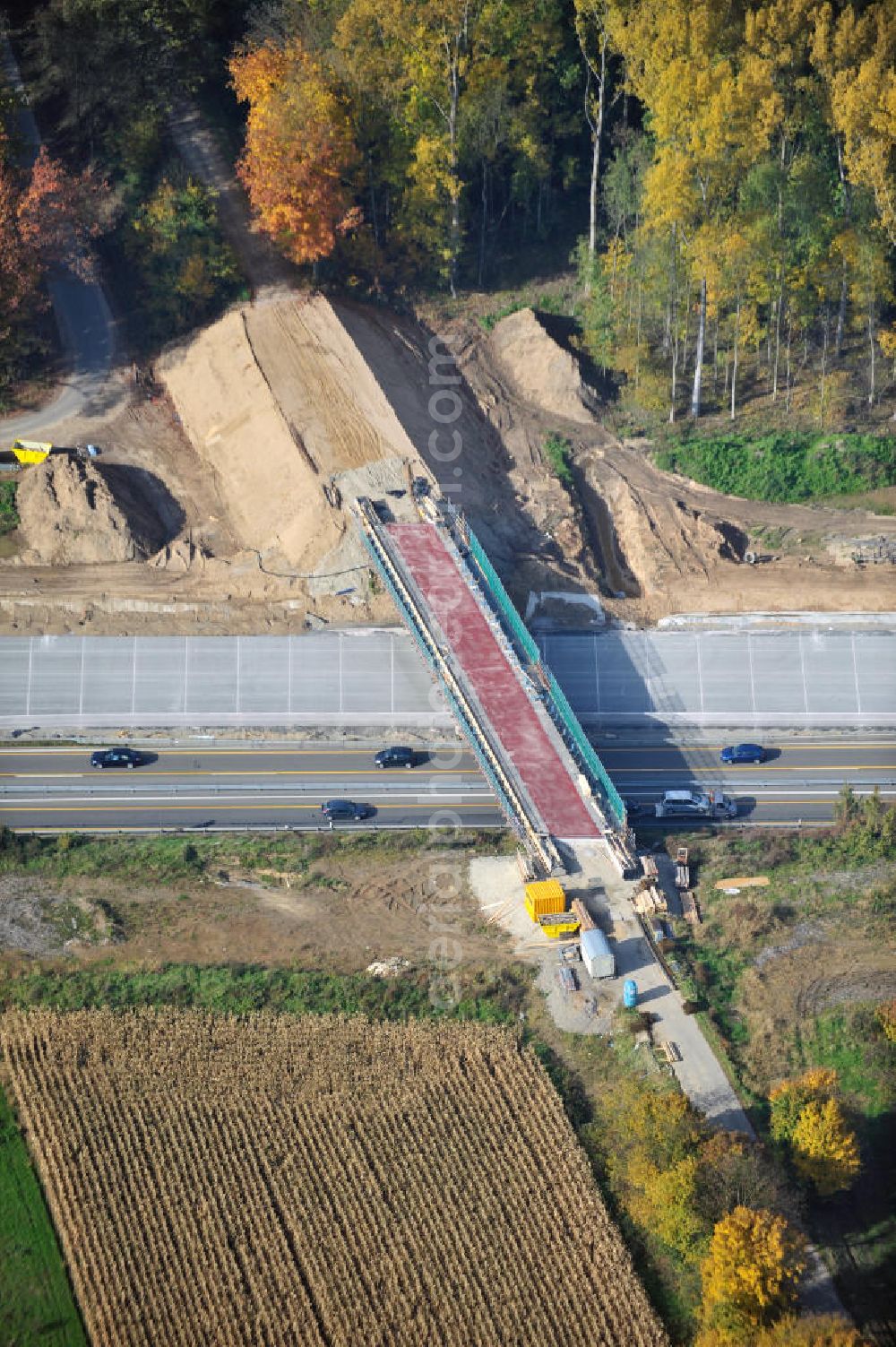 Aerial photograph Weitenung - Baustelle Autobahn A 5 bei Weitenung für einen sechsstreifigen Ausbau durch das Wolfgang Gerbere Konsortium Via Solutions Südwest. Bauausführung erfolgt durch die Arbeitsgemeinschaft / ARGE VCS BAB A5, ein Zusammenschluß der Firmen EUROVIA, F. Kirchhoff Straßenbau und Reif Bauunternehmung. Construction area at the freeway / motorway A 5 for a 6-streaky removal.