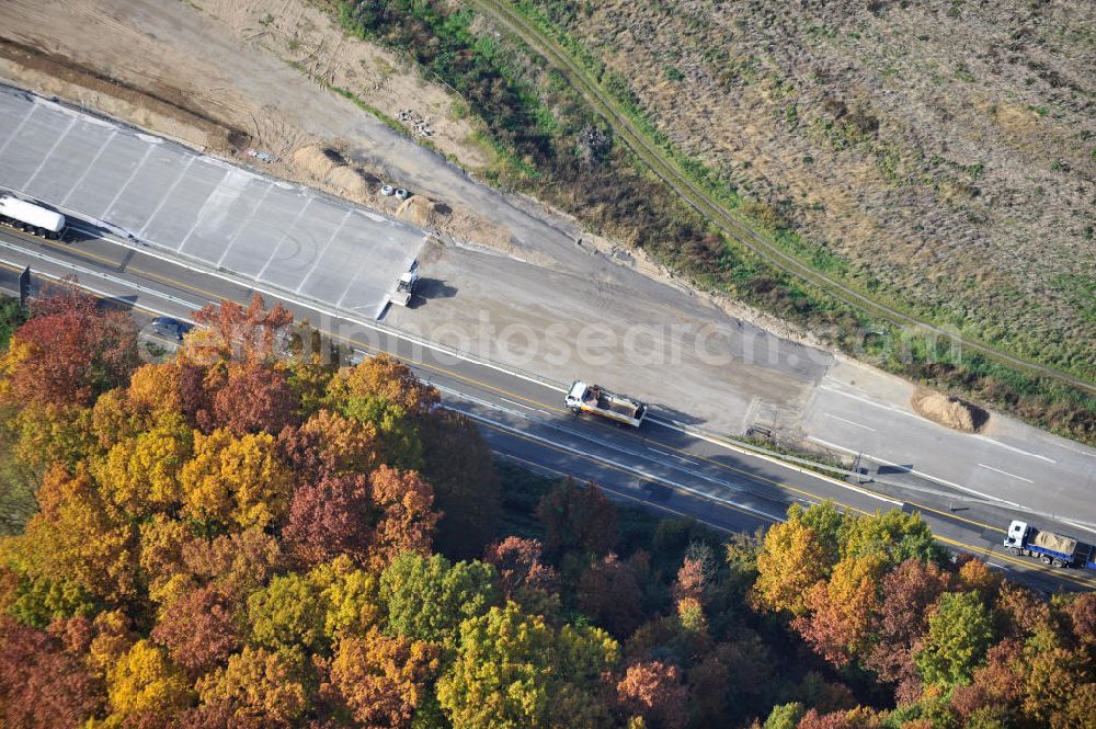 Weitenung from above - Baustelle Autobahn A 5 bei Weitenung für einen sechsstreifigen Ausbau durch das Wolfgang Gerbere Konsortium Via Solutions Südwest. Bauausführung erfolgt durch die Arbeitsgemeinschaft / ARGE VCS BAB A5, ein Zusammenschluß der Firmen EUROVIA, F. Kirchhoff Straßenbau und Reif Bauunternehmung. Construction area at the freeway / motorway A 5 for a 6-streaky removal.