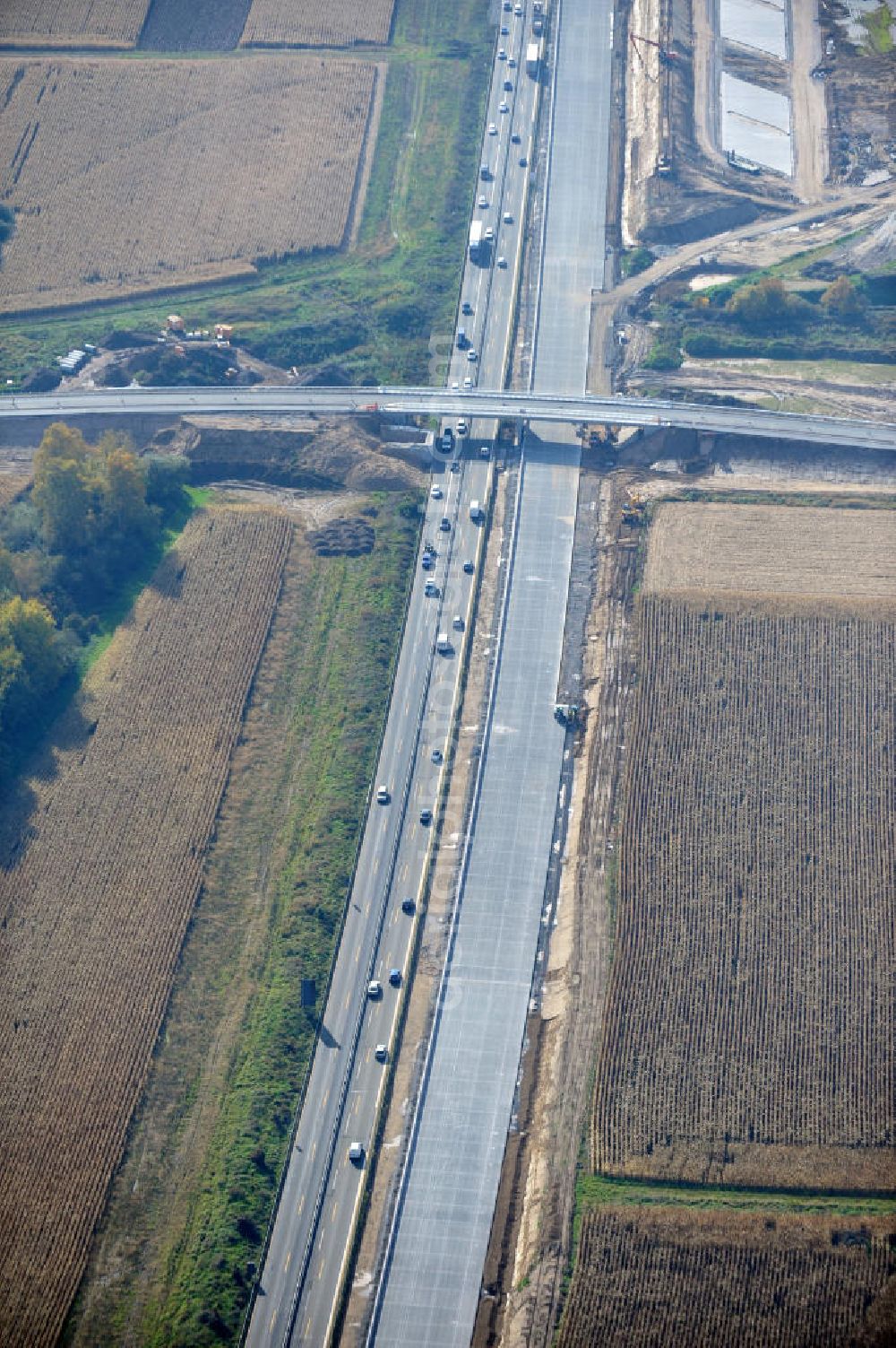 Weitenung from the bird's eye view: Baustelle Autobahn A 5 bei Weitenung für einen sechsstreifigen Ausbau durch das Wolfgang Gerbere Konsortium Via Solutions Südwest. Bauausführung erfolgt durch die Arbeitsgemeinschaft / ARGE VCS BAB A5, ein Zusammenschluß der Firmen EUROVIA, F. Kirchhoff Straßenbau und Reif Bauunternehmung. Construction area at the freeway / motorway A 5 for a 6-streaky removal.