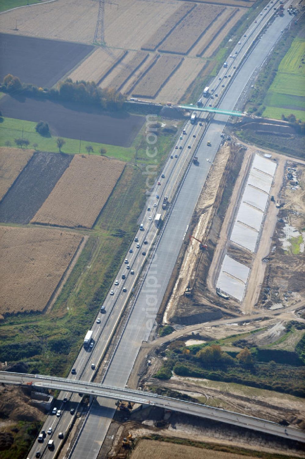 Aerial image Weitenung - Baustelle Autobahn A 5 bei Weitenung für einen sechsstreifigen Ausbau durch das Wolfgang Gerbere Konsortium Via Solutions Südwest. Bauausführung erfolgt durch die Arbeitsgemeinschaft / ARGE VCS BAB A5, ein Zusammenschluß der Firmen EUROVIA, F. Kirchhoff Straßenbau und Reif Bauunternehmung. Construction area at the freeway / motorway A 5 for a 6-streaky removal.