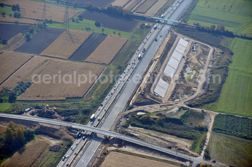 Aerial photograph Weitenung - Baustelle Autobahn A 5 bei Weitenung für einen sechsstreifigen Ausbau durch das Wolfgang Gerbere Konsortium Via Solutions Südwest. Bauausführung erfolgt durch die Arbeitsgemeinschaft / ARGE VCS BAB A5, ein Zusammenschluß der Firmen EUROVIA, F. Kirchhoff Straßenbau und Reif Bauunternehmung. Construction area at the freeway / motorway A 5 for a 6-streaky removal.