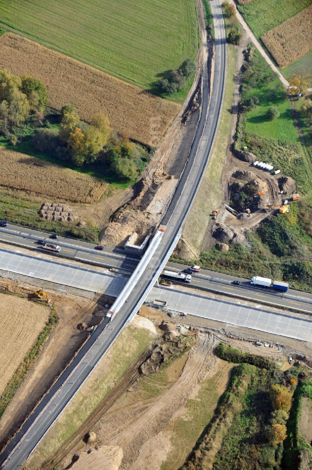 Aerial image Weitenung - Baustelle Autobahn A 5 bei Weitenung für einen sechsstreifigen Ausbau durch das Wolfgang Gerbere Konsortium Via Solutions Südwest. Bauausführung erfolgt durch die Arbeitsgemeinschaft / ARGE VCS BAB A5, ein Zusammenschluß der Firmen EUROVIA, F. Kirchhoff Straßenbau und Reif Bauunternehmung. Construction area at the freeway / motorway A 5 for a 6-streaky removal.