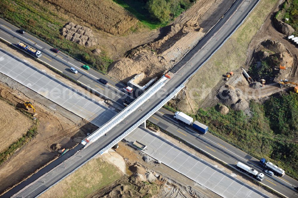 Aerial photograph Weitenung - Baustelle Autobahn A 5 bei Weitenung für einen sechsstreifigen Ausbau durch das Wolfgang Gerbere Konsortium Via Solutions Südwest. Bauausführung erfolgt durch die Arbeitsgemeinschaft / ARGE VCS BAB A5, ein Zusammenschluß der Firmen EUROVIA, F. Kirchhoff Straßenbau und Reif Bauunternehmung. Construction area at the freeway / motorway A 5 for a 6-streaky removal.