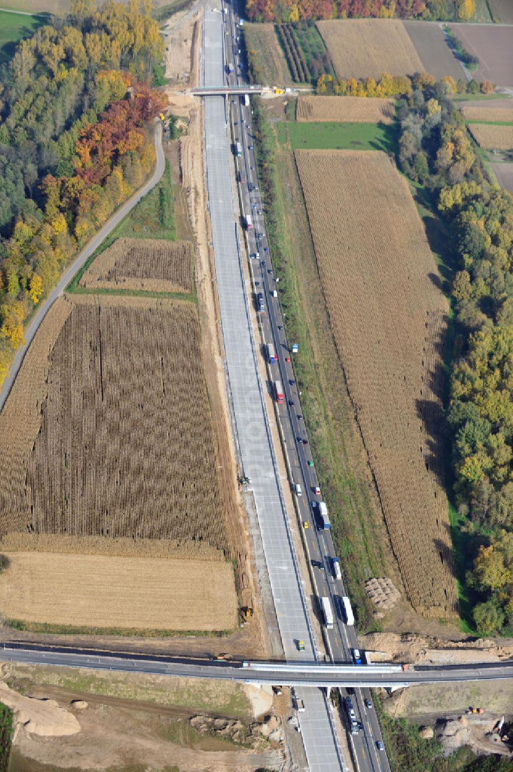 Weitenung from the bird's eye view: Baustelle Autobahn A 5 bei Weitenung für einen sechsstreifigen Ausbau durch das Wolfgang Gerbere Konsortium Via Solutions Südwest. Bauausführung erfolgt durch die Arbeitsgemeinschaft / ARGE VCS BAB A5, ein Zusammenschluß der Firmen EUROVIA, F. Kirchhoff Straßenbau und Reif Bauunternehmung. Construction area at the freeway / motorway A 5 for a 6-streaky removal.