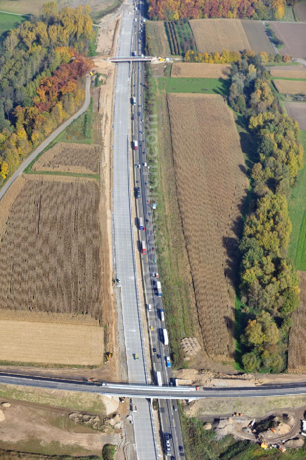 Aerial image Weitenung - Baustelle Autobahn A 5 bei Weitenung für einen sechsstreifigen Ausbau durch das Wolfgang Gerbere Konsortium Via Solutions Südwest. Bauausführung erfolgt durch die Arbeitsgemeinschaft / ARGE VCS BAB A5, ein Zusammenschluß der Firmen EUROVIA, F. Kirchhoff Straßenbau und Reif Bauunternehmung. Construction area at the freeway / motorway A 5 for a 6-streaky removal.