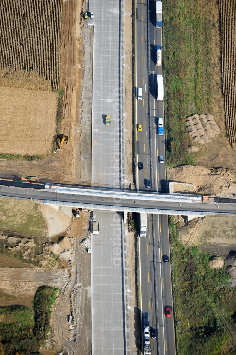 Aerial photograph Weitenung - Baustelle Autobahn A 5 bei Weitenung für einen sechsstreifigen Ausbau durch das Wolfgang Gerbere Konsortium Via Solutions Südwest. Bauausführung erfolgt durch die Arbeitsgemeinschaft / ARGE VCS BAB A5, ein Zusammenschluß der Firmen EUROVIA, F. Kirchhoff Straßenbau und Reif Bauunternehmung. Construction area at the freeway / motorway A 5 for a 6-streaky removal.