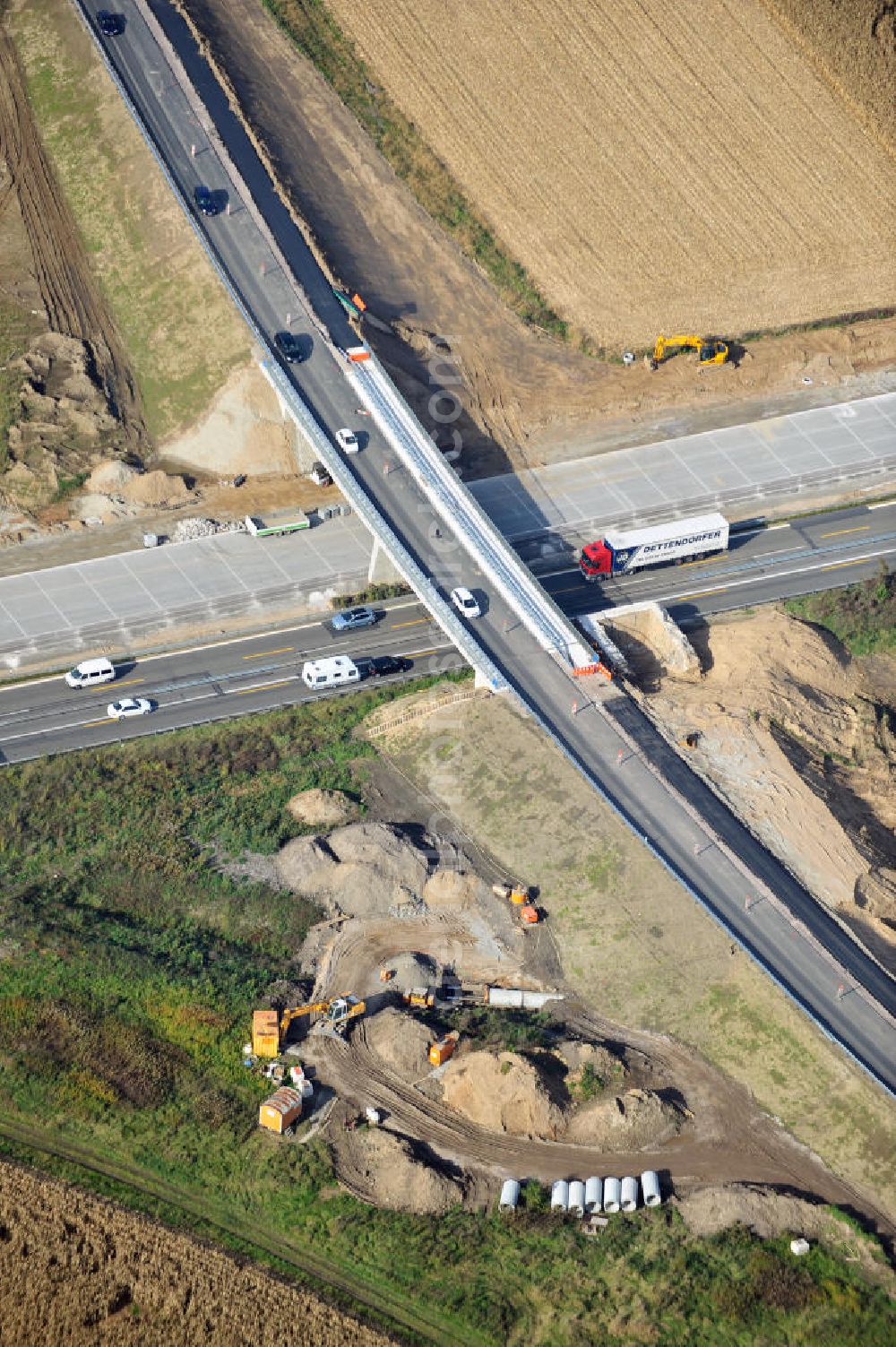 Weitenung from the bird's eye view: Baustelle Autobahn A 5 bei Weitenung für einen sechsstreifigen Ausbau durch das Wolfgang Gerbere Konsortium Via Solutions Südwest. Bauausführung erfolgt durch die Arbeitsgemeinschaft / ARGE VCS BAB A5, ein Zusammenschluß der Firmen EUROVIA, F. Kirchhoff Straßenbau und Reif Bauunternehmung. Construction area at the freeway / motorway A 5 for a 6-streaky removal.