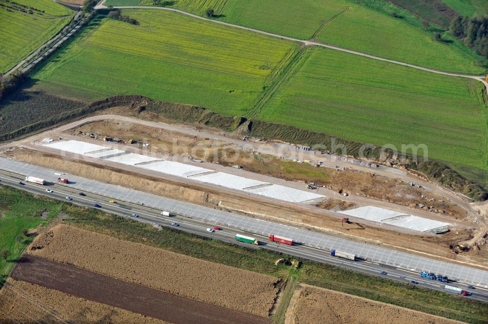 Aerial image Weitenung - Baustelle Autobahn A 5 bei Weitenung für einen sechsstreifigen Ausbau durch das Wolfgang Gerbere Konsortium Via Solutions Südwest. Bauausführung erfolgt durch die Arbeitsgemeinschaft / ARGE VCS BAB A5, ein Zusammenschluß der Firmen EUROVIA, F. Kirchhoff Straßenbau und Reif Bauunternehmung. Construction area at the freeway / motorway A 5 for a 6-streaky removal.