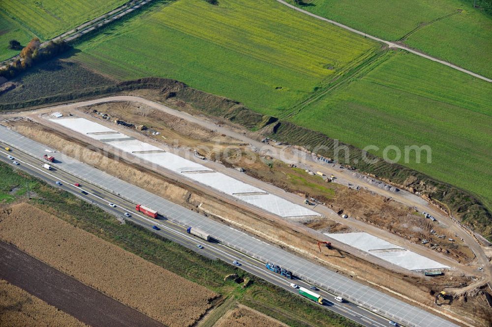 Aerial photograph Weitenung - Baustelle Autobahn A 5 bei Weitenung für einen sechsstreifigen Ausbau durch das Wolfgang Gerbere Konsortium Via Solutions Südwest. Bauausführung erfolgt durch die Arbeitsgemeinschaft / ARGE VCS BAB A5, ein Zusammenschluß der Firmen EUROVIA, F. Kirchhoff Straßenbau und Reif Bauunternehmung. Construction area at the freeway / motorway A 5 for a 6-streaky removal.