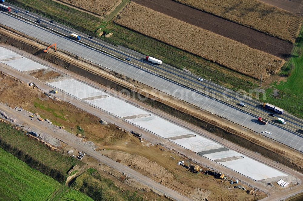 Aerial image Weitenung - Baustelle Autobahn A 5 bei Weitenung für einen sechsstreifigen Ausbau durch das Wolfgang Gerbere Konsortium Via Solutions Südwest. Bauausführung erfolgt durch die Arbeitsgemeinschaft / ARGE VCS BAB A5, ein Zusammenschluß der Firmen EUROVIA, F. Kirchhoff Straßenbau und Reif Bauunternehmung. Construction area at the freeway / motorway A 5 for a 6-streaky removal.