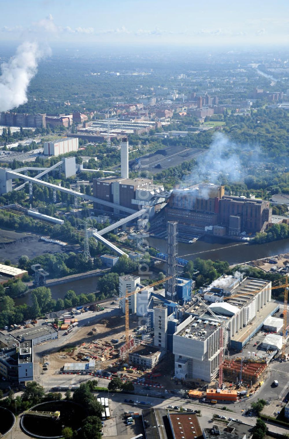 Berlin Spandau from the bird's eye view: Baustelle der Ausbaufläche der Müllverbrennungsanlage Ruhleben der Berliner Stadtreinigung (BSR) in Berlin-Spandau. Beteiligt sind u.a. die SIAG Schaaf Industrie AG. Expansion area of the incinerating plant Ruhleben of the Berlin City Cleaning (BSR) in Berlin-Spandau.