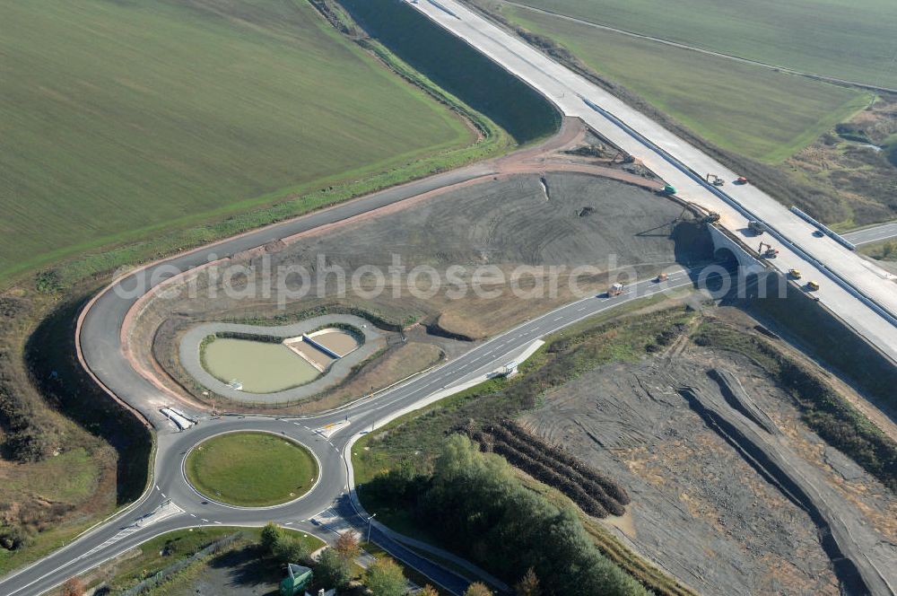 Eisenach from above - Blick auf die Baustelle der Ausfahrt / Anschlussstelle Eisenach-West der A4. Hier eine Unterführung im Nordteil mit Kreisverkehr und Regenrückhaltebecken. Der Neubau ist Teil des Projekt Nordverlegung / Umfahrung Hörselberge der Autobahn E40 / A4 in Thüringen bei Eisenach. Durchgeführt werden die im Zuge dieses Projektes notwendigen Arbeiten unter an derem von den Mitarbeitern der Niederlassung Weimar der EUROVIA Verkehrsbau Union sowie der Niederlassungen Abbruch und Erdbau, Betonstraßenbau, Ingenieurbau und TECO Schallschutz der EUROVIA Beton sowie der DEGES.