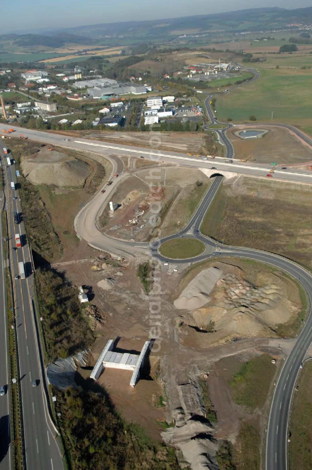 Aerial image Eisenach - Blick auf die Baustelle der Ausfahrt / Anschlussstelle Eisenach-West der A4. Hier eine Unterführung im Südteil mit Kreisverkehr. Der Neubau ist Teil des Projekt Nordverlegung / Umfahrung Hörselberge der Autobahn E40 / A4 in Thüringen bei Eisenach. Durchgeführt werden die im Zuge dieses Projektes notwendigen Arbeiten unter an derem von den Mitarbeitern der Niederlassung Weimar der EUROVIA Verkehrsbau Union sowie der Niederlassungen Abbruch und Erdbau, Betonstraßenbau, Ingenieurbau und TECO Schallschutz der EUROVIA Beton sowie der DEGES.