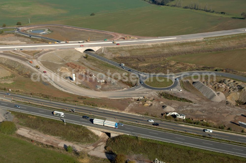 Eisenach from above - Blick auf die Baustelle der Ausfahrt / Anschlussstelle Eisenach-West der A4. Hier eine Unterführung im Südteil mit Kreisverkehr. Der Neubau ist Teil des Projekt Nordverlegung / Umfahrung Hörselberge der Autobahn E40 / A4 in Thüringen bei Eisenach. Durchgeführt werden die im Zuge dieses Projektes notwendigen Arbeiten unter an derem von den Mitarbeitern der Niederlassung Weimar der EUROVIA Verkehrsbau Union sowie der Niederlassungen Abbruch und Erdbau, Betonstraßenbau, Ingenieurbau und TECO Schallschutz der EUROVIA Beton sowie der DEGES.