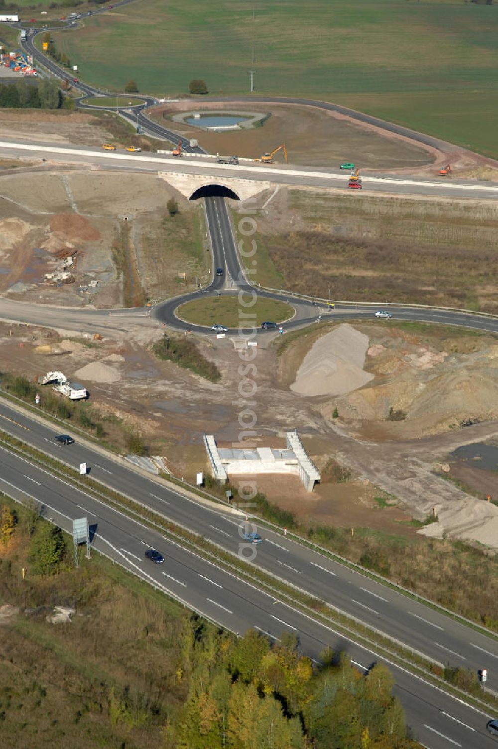 Eisenach from above - Blick auf die Baustelle der Ausfahrt / Anschlussstelle Eisenach-West der A4. Hier eine Unterführung im Südteil mit Kreisverkehr. Der Neubau ist Teil des Projekt Nordverlegung / Umfahrung Hörselberge der Autobahn E40 / A4 in Thüringen bei Eisenach. Durchgeführt werden die im Zuge dieses Projektes notwendigen Arbeiten unter an derem von den Mitarbeitern der Niederlassung Weimar der EUROVIA Verkehrsbau Union sowie der Niederlassungen Abbruch und Erdbau, Betonstraßenbau, Ingenieurbau und TECO Schallschutz der EUROVIA Beton sowie der DEGES.