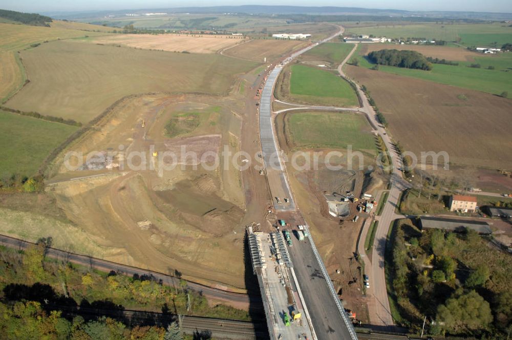 Sättelstädt from above - Blick auf die Baustelle der Ausfahrt / Anschlussstelle Sättelstädt der A4 mit Regenrückhaltebecken am östlichen Ende der Hörseltalbrücke. Der Neubau ist Teil des Projekt Nordverlegung / Umfahrung Hörselberge der Autobahn E40 / A4 in Thüringen bei Eisenach. Durchgeführt werden die im Zuge dieses Projektes notwendigen Arbeiten unter an derem von den Mitarbeitern der Niederlassung Weimar der EUROVIA Verkehrsbau Union sowie der Niederlassungen Abbruch und Erdbau, Betonstraßenbau, Ingenieurbau und TECO Schallschutz der EUROVIA Beton sowie der DEGES.