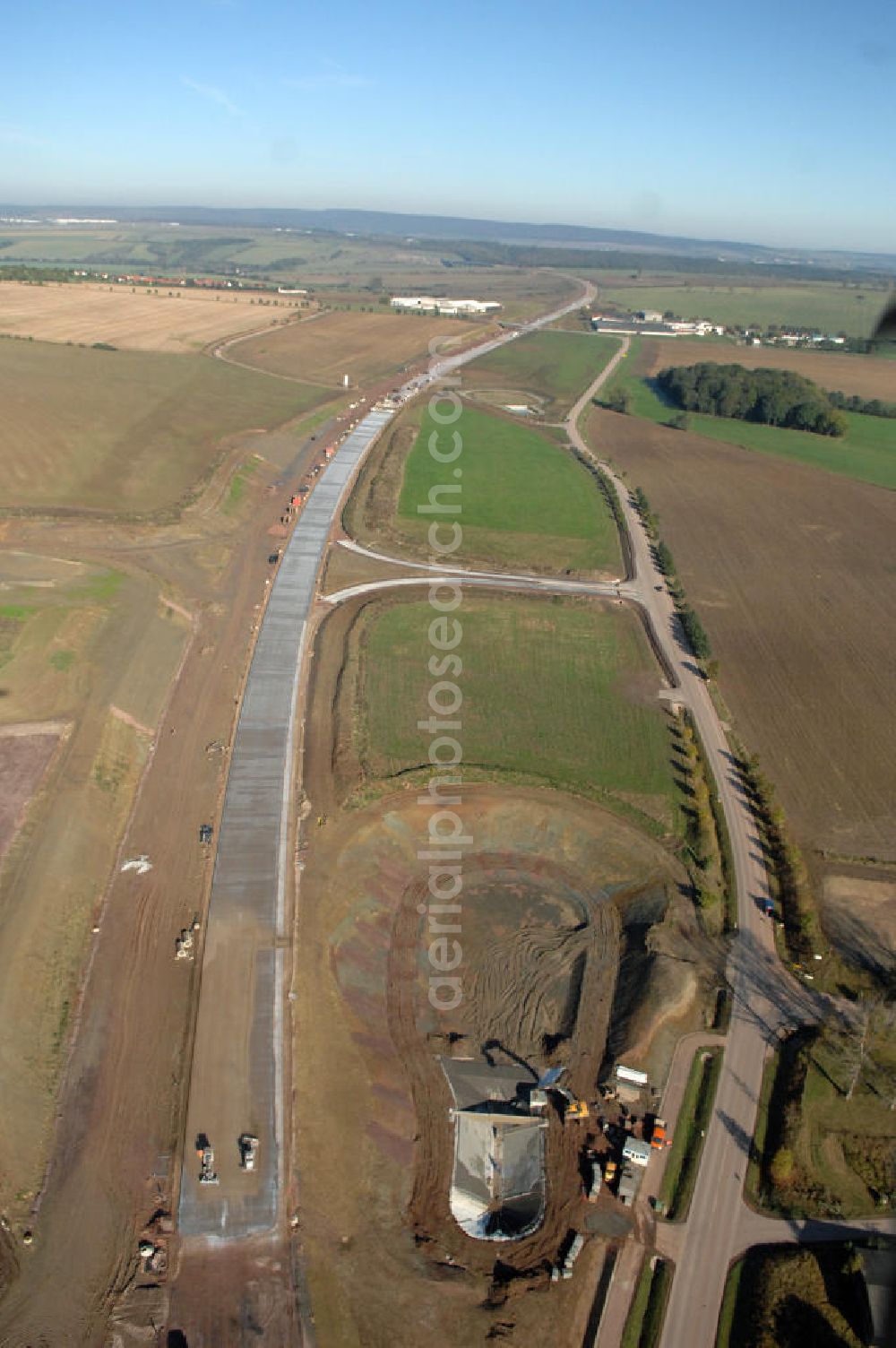 Sättelstädt from the bird's eye view: Blick auf die Baustelle der Ausfahrt / Anschlussstelle Sättelstädt der A4 mit Regenrückhaltebecken. Der Neubau ist Teil des Projekt Nordverlegung / Umfahrung Hörselberge der Autobahn E40 / A4 in Thüringen bei Eisenach. Durchgeführt werden die im Zuge dieses Projektes notwendigen Arbeiten unter an derem von den Mitarbeitern der Niederlassung Weimar der EUROVIA Verkehrsbau Union sowie der Niederlassungen Abbruch und Erdbau, Betonstraßenbau, Ingenieurbau und TECO Schallschutz der EUROVIA Beton sowie der DEGES.