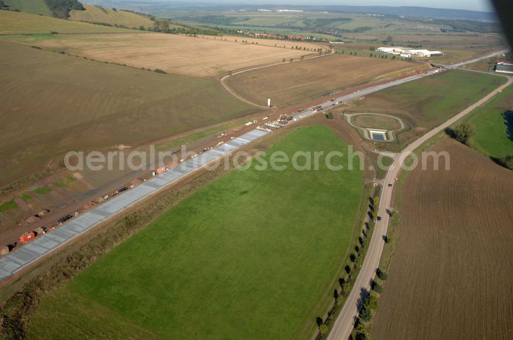 Aerial image Sättelstädt - Blick auf die Baustelle der Ausfahrt / Anschlussstelle Sättelstädt der A4 mit Regenrückhaltebecken. Der Neubau ist Teil des Projekt Nordverlegung / Umfahrung Hörselberge der Autobahn E40 / A4 in Thüringen bei Eisenach. Durchgeführt werden die im Zuge dieses Projektes notwendigen Arbeiten unter an derem von den Mitarbeitern der Niederlassung Weimar der EUROVIA Verkehrsbau Union sowie der Niederlassungen Abbruch und Erdbau, Betonstraßenbau, Ingenieurbau und TECO Schallschutz der EUROVIA Beton sowie der DEGES.