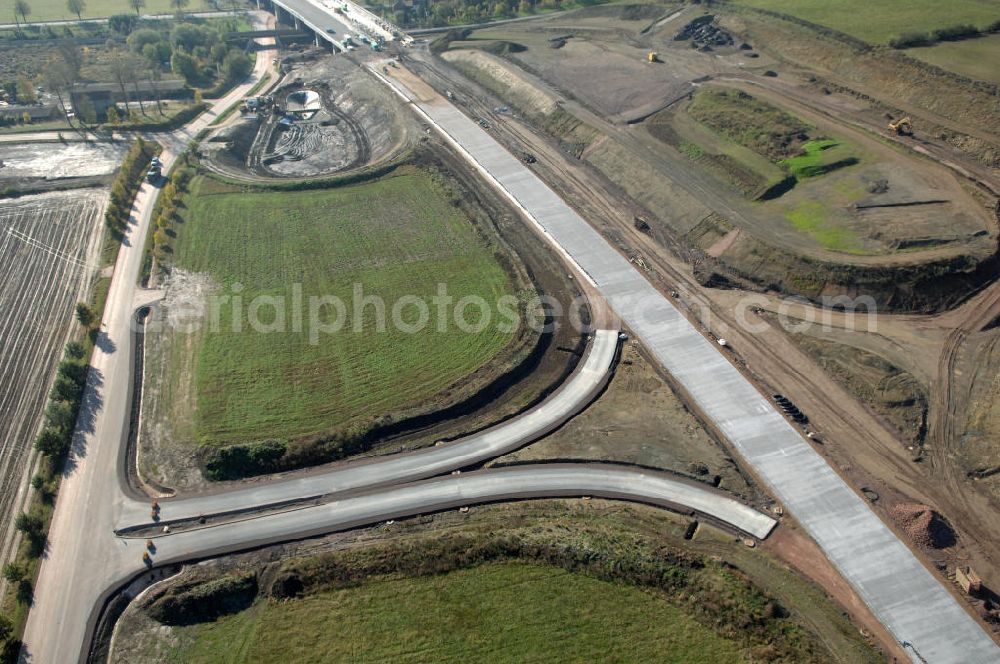 Aerial photograph Sättelstädt - Blick auf die Baustelle der Ausfahrt / Anschlussstelle Sättelstädt der A4 mit Regenrückhaltebecken am östlichen Ende der Hörseltalbrücke. Der Neubau ist Teil des Projekt Nordverlegung / Umfahrung Hörselberge der Autobahn E40 / A4 in Thüringen bei Eisenach. Durchgeführt werden die im Zuge dieses Projektes notwendigen Arbeiten unter an derem von den Mitarbeitern der Niederlassung Weimar der EUROVIA Verkehrsbau Union sowie der Niederlassungen Abbruch und Erdbau, Betonstraßenbau, Ingenieurbau und TECO Schallschutz der EUROVIA Beton sowie der DEGES.