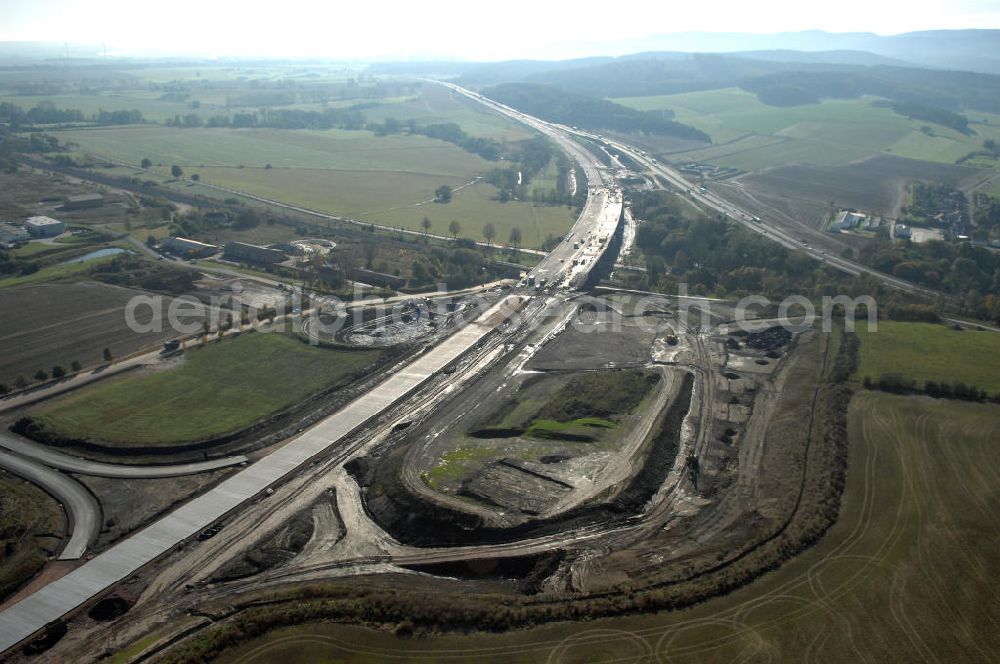 Sättelstädt from above - Blick auf die Baustelle der Ausfahrt / Anschlussstelle Sättelstädt der A4 mit Regenrückhaltebecken am östlichen Ende der Hörseltalbrücke. Der Neubau ist Teil des Projekt Nordverlegung / Umfahrung Hörselberge der Autobahn E40 / A4 in Thüringen bei Eisenach. Durchgeführt werden die im Zuge dieses Projektes notwendigen Arbeiten unter an derem von den Mitarbeitern der Niederlassung Weimar der EUROVIA Verkehrsbau Union sowie der Niederlassungen Abbruch und Erdbau, Betonstraßenbau, Ingenieurbau und TECO Schallschutz der EUROVIA Beton sowie der DEGES.