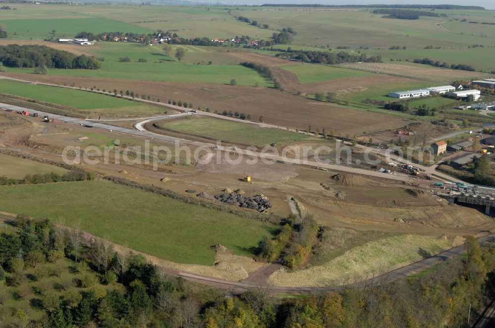 Aerial photograph Sättelstädt - Blick auf die Baustelle der Ausfahrt / Anschlussstelle Sättelstädt der A4 mit Regenrückhaltebecken am östlichen Ende der Hörseltalbrücke. Der Neubau ist Teil des Projekt Nordverlegung / Umfahrung Hörselberge der Autobahn E40 / A4 in Thüringen bei Eisenach. Durchgeführt werden die im Zuge dieses Projektes notwendigen Arbeiten unter an derem von den Mitarbeitern der Niederlassung Weimar der EUROVIA Verkehrsbau Union sowie der Niederlassungen Abbruch und Erdbau, Betonstraßenbau, Ingenieurbau und TECO Schallschutz der EUROVIA Beton sowie der DEGES.