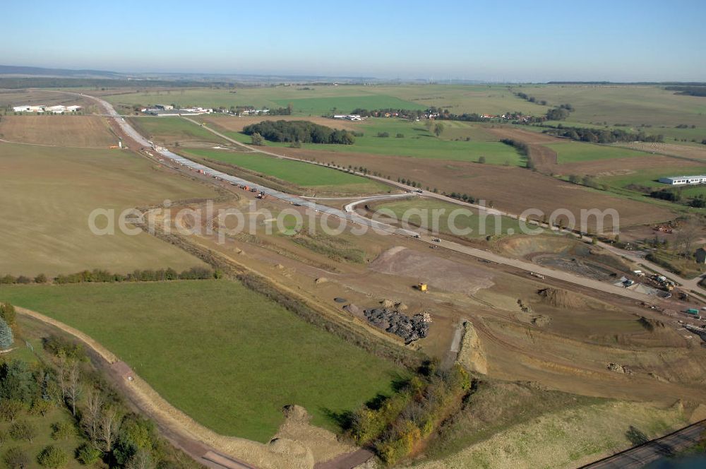 Sättelstädt from above - Blick auf die Baustelle der Ausfahrt / Anschlussstelle Sättelstädt der A4 mit Regenrückhaltebecken am östlichen Ende der Hörseltalbrücke. Der Neubau ist Teil des Projekt Nordverlegung / Umfahrung Hörselberge der Autobahn E40 / A4 in Thüringen bei Eisenach. Durchgeführt werden die im Zuge dieses Projektes notwendigen Arbeiten unter an derem von den Mitarbeitern der Niederlassung Weimar der EUROVIA Verkehrsbau Union sowie der Niederlassungen Abbruch und Erdbau, Betonstraßenbau, Ingenieurbau und TECO Schallschutz der EUROVIA Beton sowie der DEGES.