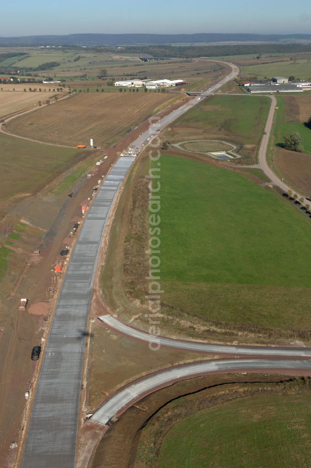 Sättelstädt from the bird's eye view: Blick auf die Baustelle der Ausfahrt / Anschlussstelle Sättelstädt der A4 mit Regenrückhaltebecken. Der Neubau ist Teil des Projekt Nordverlegung / Umfahrung Hörselberge der Autobahn E40 / A4 in Thüringen bei Eisenach. Durchgeführt werden die im Zuge dieses Projektes notwendigen Arbeiten unter an derem von den Mitarbeitern der Niederlassung Weimar der EUROVIA Verkehrsbau Union sowie der Niederlassungen Abbruch und Erdbau, Betonstraßenbau, Ingenieurbau und TECO Schallschutz der EUROVIA Beton sowie der DEGES.