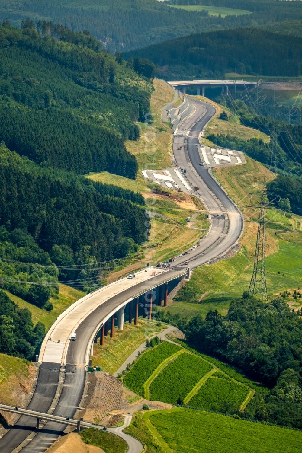 Bestwig from above - Construction site for the new building of Routing and traffic lanes over the highway bridge in the motorway A 46 in Bestwig in the state North Rhine-Westphalia, Germany