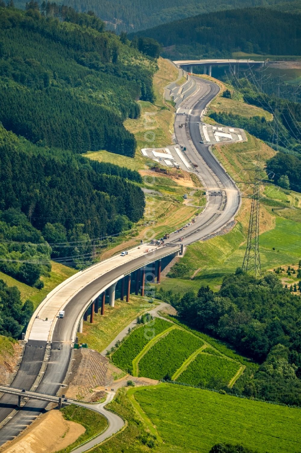 Bestwig from the bird's eye view: Construction site for the new building of Routing and traffic lanes over the highway bridge in the motorway A 46 in Bestwig in the state North Rhine-Westphalia, Germany