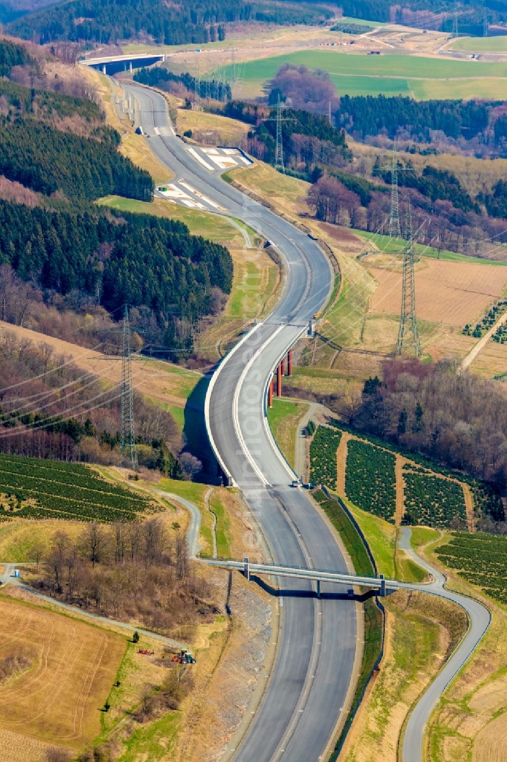 Bestwig from above - Construction site for the new building of Routing and traffic lanes over the highway bridge in the motorway A 46 in Bestwig in the state North Rhine-Westphalia, Germany