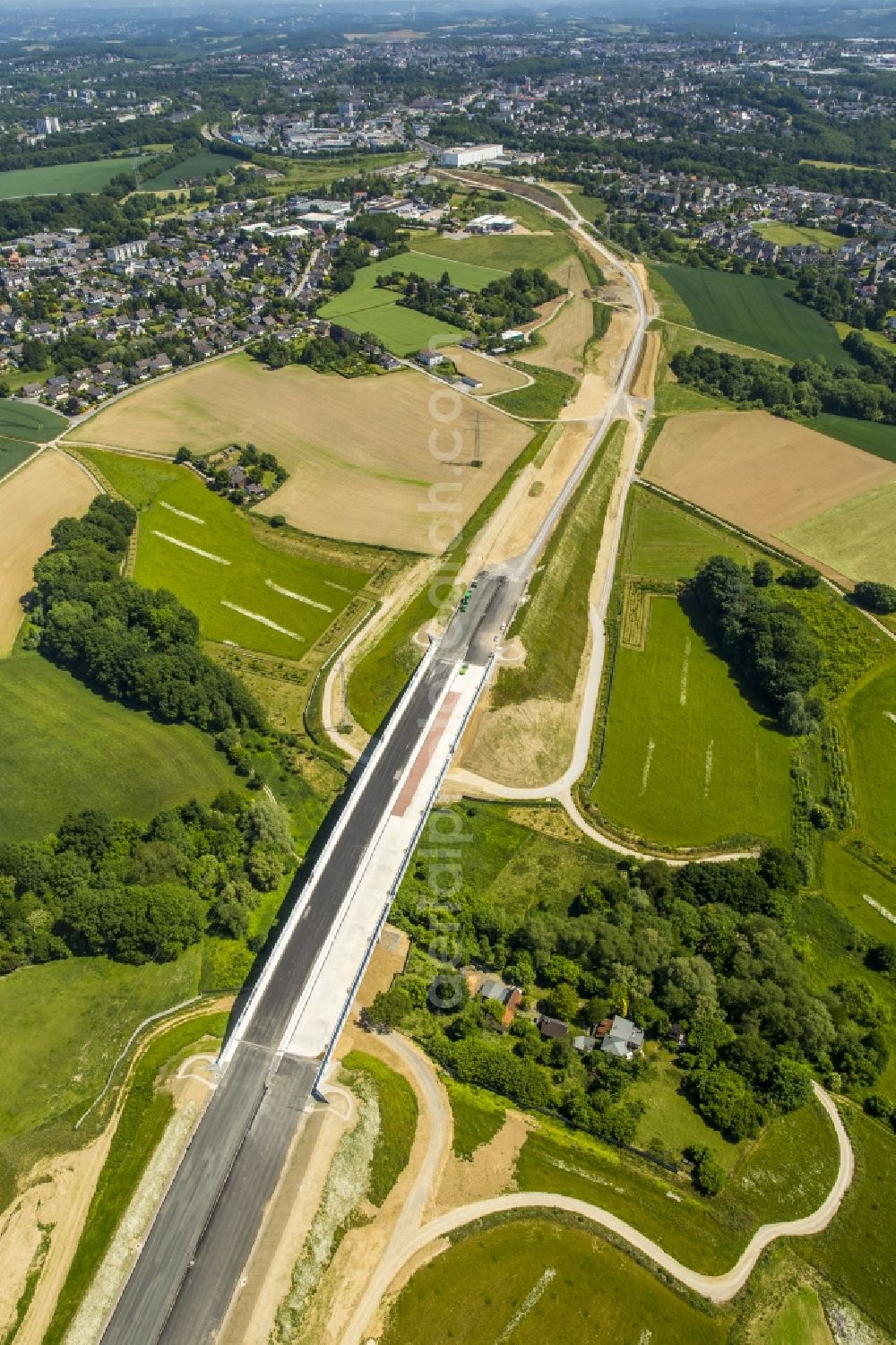 Velbert from the bird's eye view: Construction site for the new building of Routing and traffic lanes over the highway bridge in the motorway A44 and B277 in Velbert in the state North Rhine-Westphalia