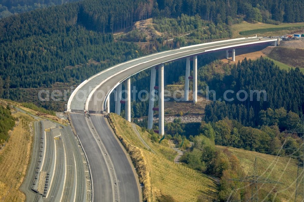 Bestwig from the bird's eye view: Construction site for the new building of Routing and traffic lanes over the highway bridge in the motorway A 46 - B480n Neue Ruhrtalbruecke Bermecke in Bestwig in the state North Rhine-Westphalia