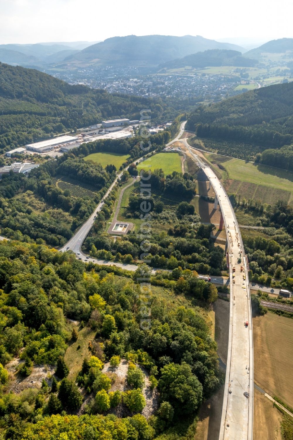 Aerial photograph Bestwig - Construction site for the new building of Routing and traffic lanes over the highway bridge in the motorway A 46 - B480n Neue Ruhrtalbruecke Bermecke in Bestwig in the state North Rhine-Westphalia