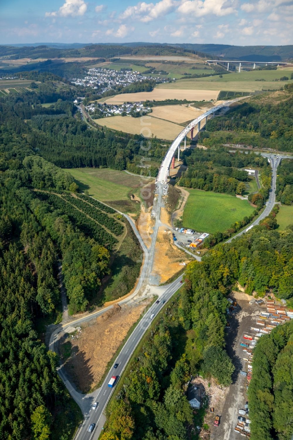 Bestwig from the bird's eye view: Construction site for the new building of Routing and traffic lanes over the highway bridge in the motorway A 46 - B480n Neue Ruhrtalbruecke Bermecke in Bestwig in the state North Rhine-Westphalia