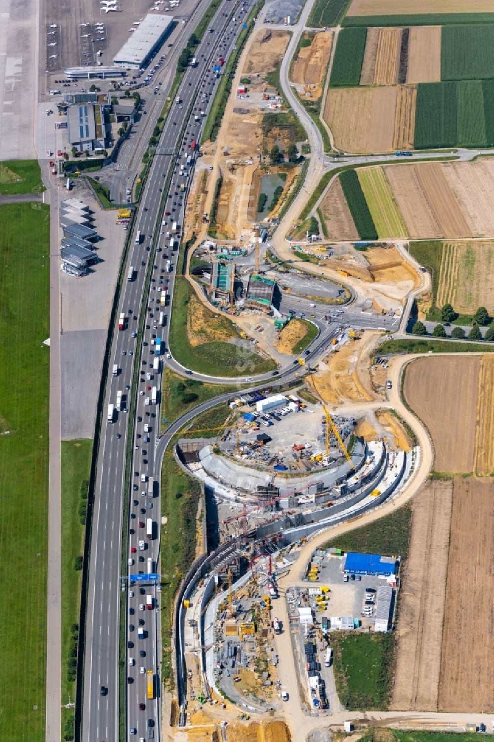 Stuttgart from the bird's eye view: Construction site of routing and traffic lanes during the highway exit and access the motorway A 8 in the district Plieningen in Stuttgart in the state Baden-Wuerttemberg, Germany