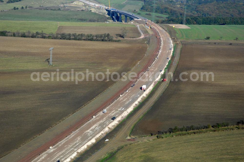 Ettenhausen from above - Blick auf die Baustelle des Autobahnverlaufs der A4 bei Ettenhausen süd-östlich der Nessetalbrücke. Der Neubau ist Teil des Projekt Nordverlegung / Umfahrung Hörselberge der Autobahn E40 / A4 in Thüringen bei Eisenach. Durchgeführt werden die im Zuge dieses Projektes notwendigen Arbeiten unter an derem von den Mitarbeitern der Niederlassung Weimar der EUROVIA Verkehrsbau Union sowie der Niederlassungen Abbruch und Erdbau, Betonstraßenbau, Ingenieurbau und TECO Schallschutz der EUROVIA Beton sowie der DEGES.